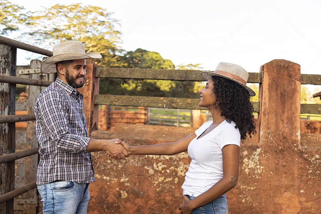 Homem e mulher fechando acordos