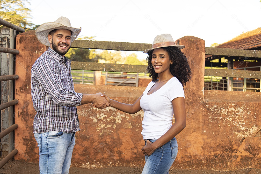 Homem e mulher fechando acordos