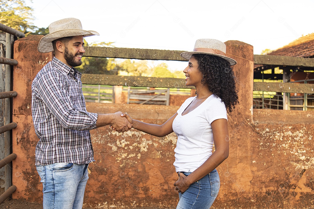 Homem e mulher fechando acordos