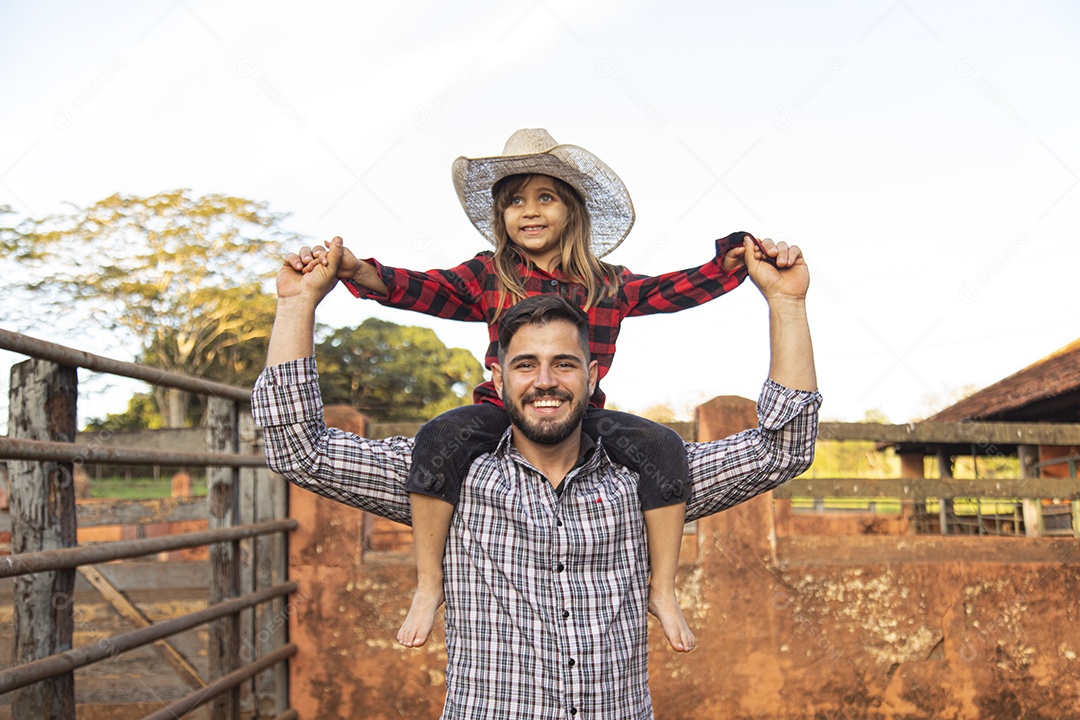 Pai agricultor ao lado de sua filha