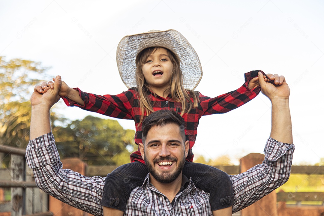Pai agricultor ao lado de sua filha
