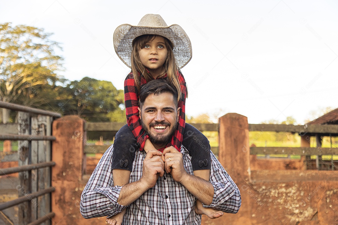 Pai agricultor ao lado de sua filha
