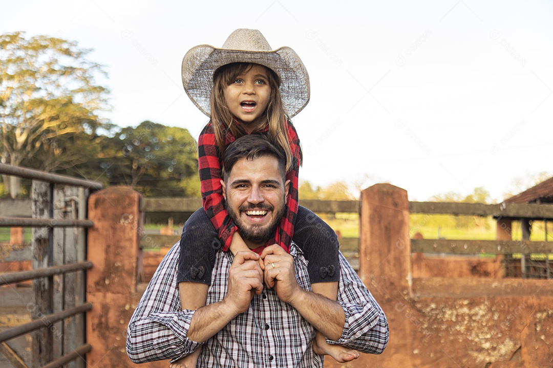 Pai agricultor ao lado de sua filha