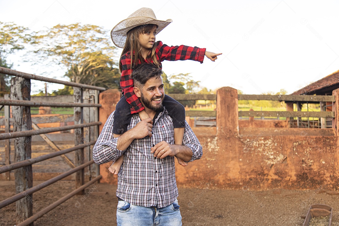 Pai agricultor ao lado de sua filha