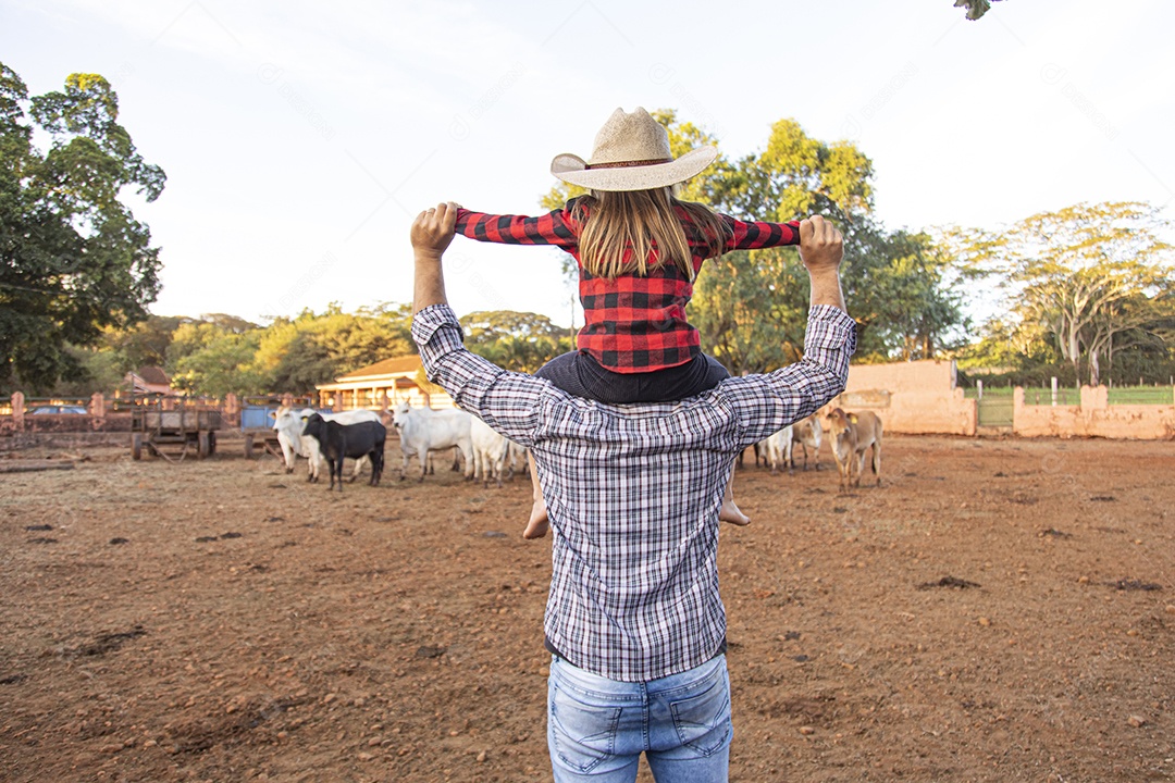 Pai agricultor ao lado de sua filha