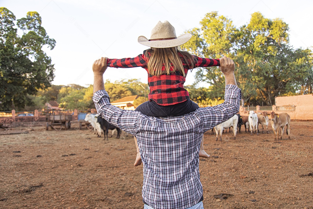 Pai agricultor ao lado de sua filha