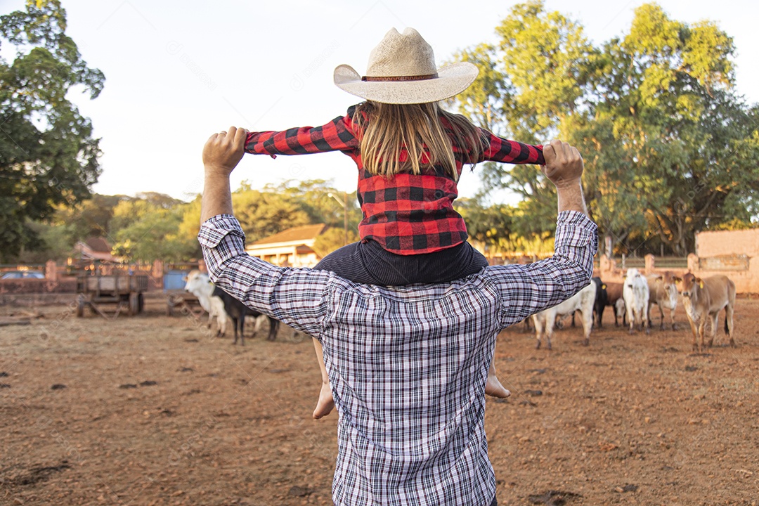 Pai agricultor ao lado de sua filha