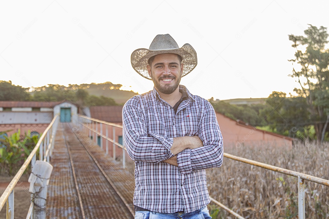 Homem jovem agricultor sobre uma fazenda