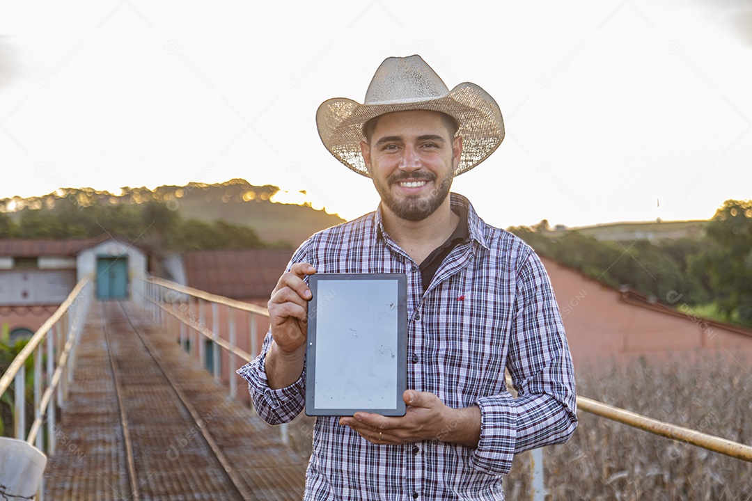 Homem jovem agricultor segurando tablet laptop
