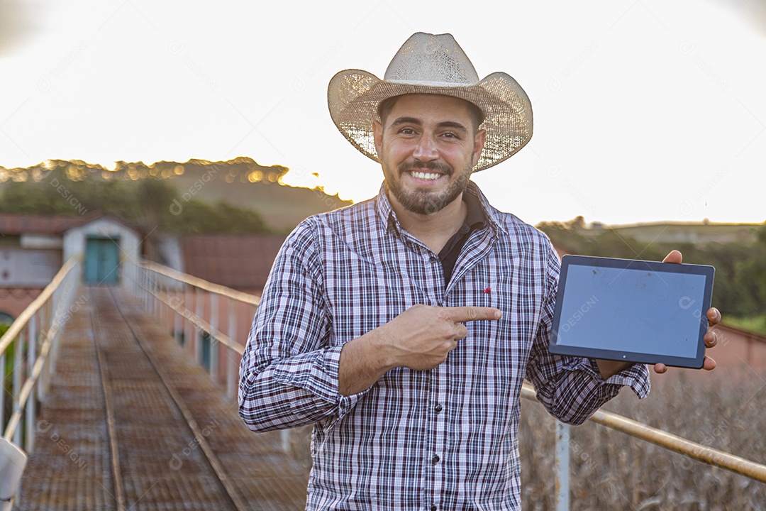 Homem jovem agricultor segurando tablet laptop