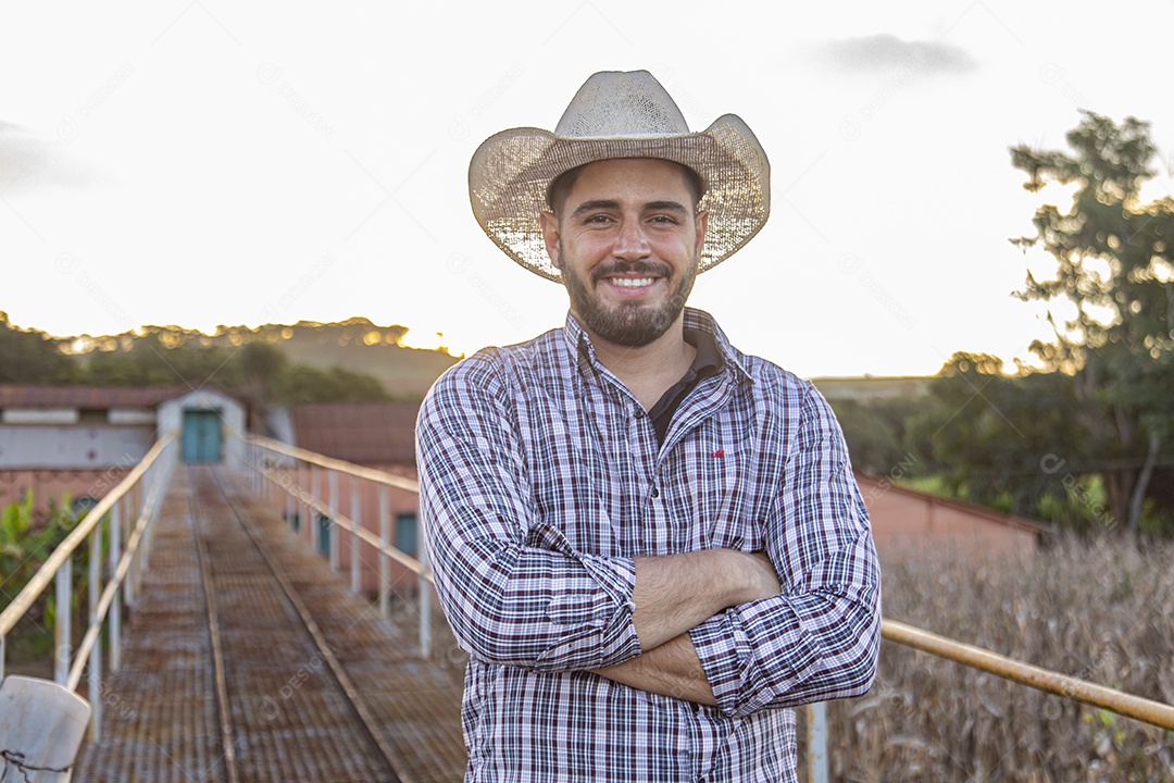 Homem jovem garoto sobre fazenda