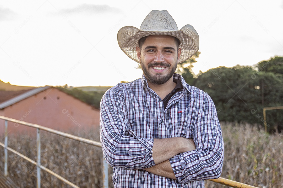Homem jovem garoto sobre fazenda