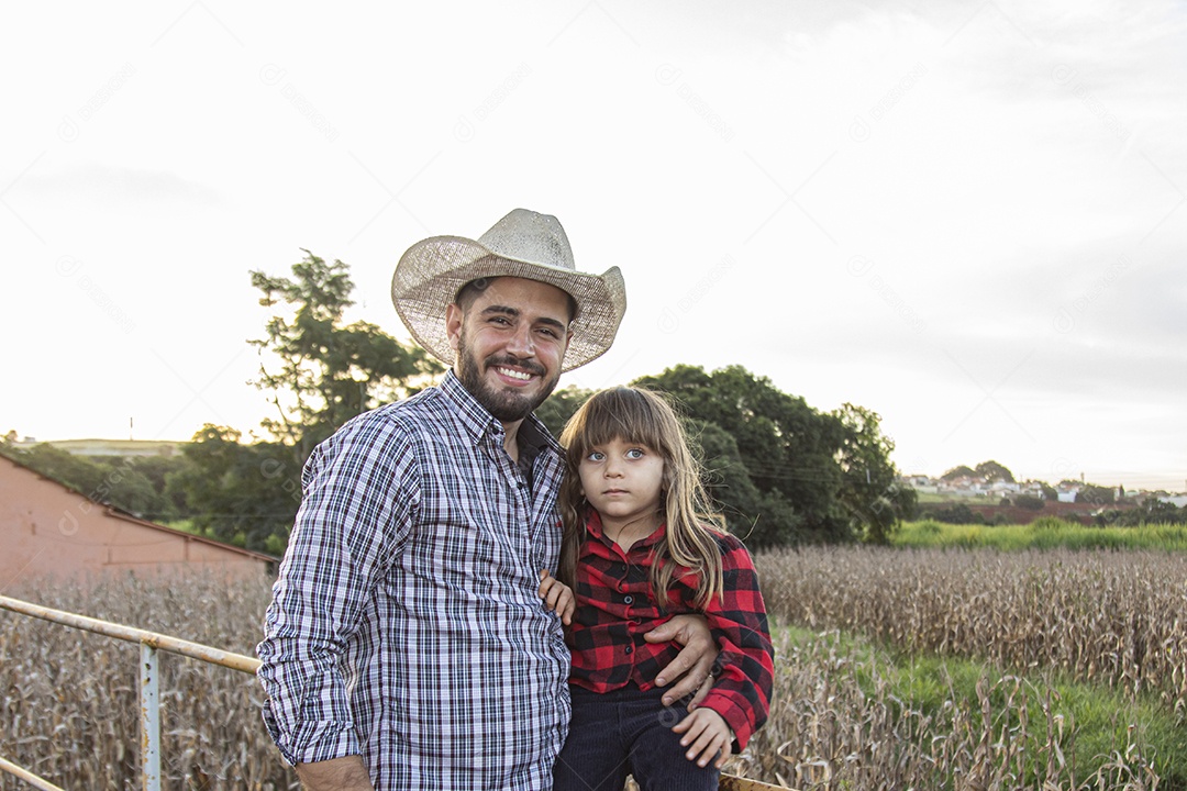 Pai agricultor ao lado de sua filha