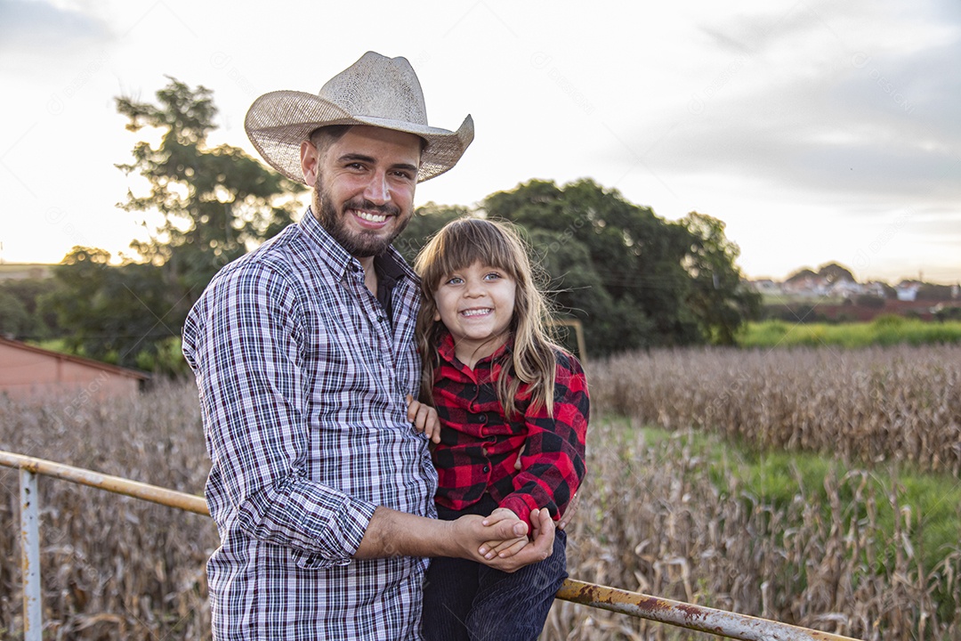 Pai agricultor ao lado de sua filha