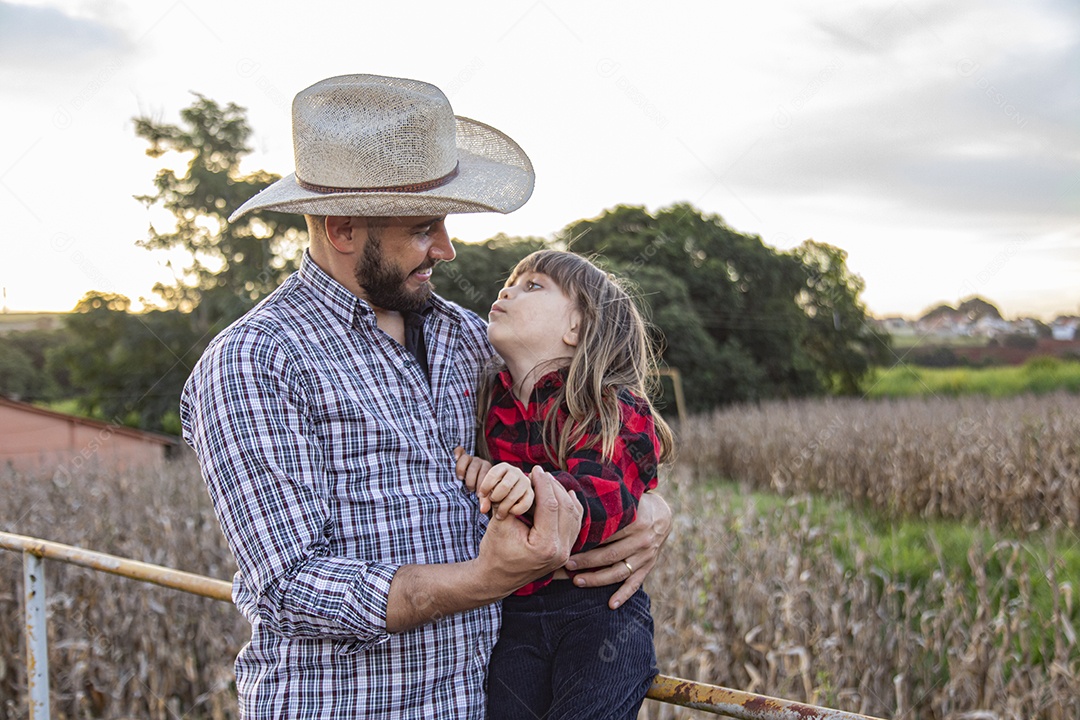 Pai agricultor ao lado de sua filha