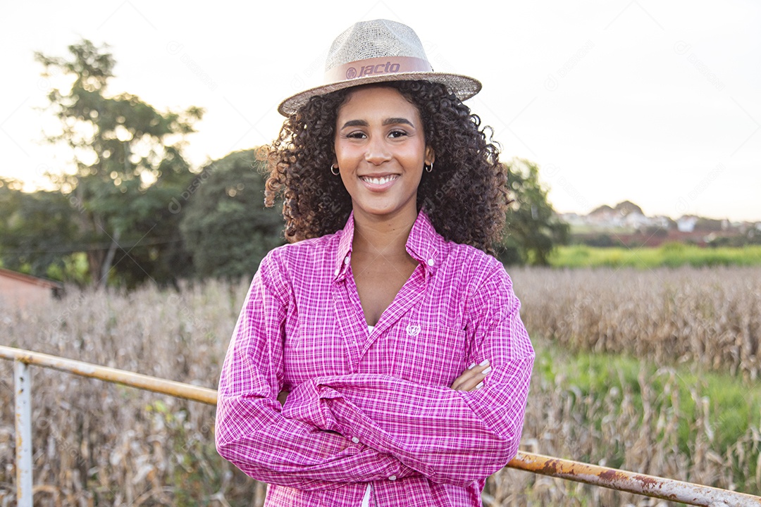 Linda mulher jovem garota sobre fazenda