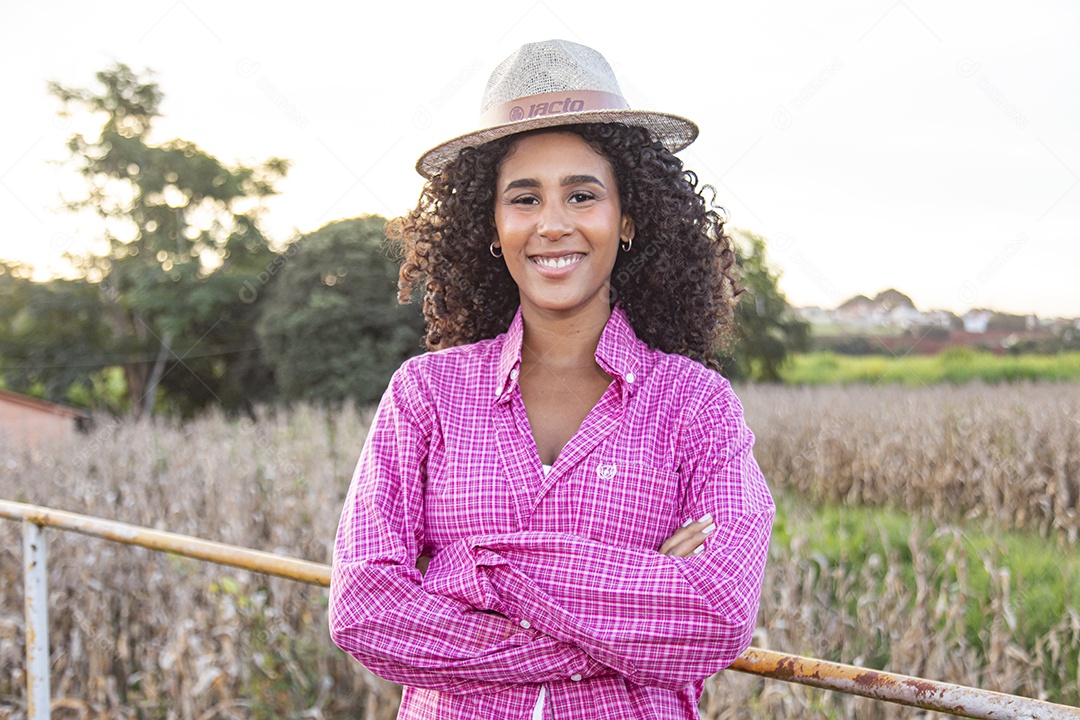 Linda mulher jovem garota sobre fazenda