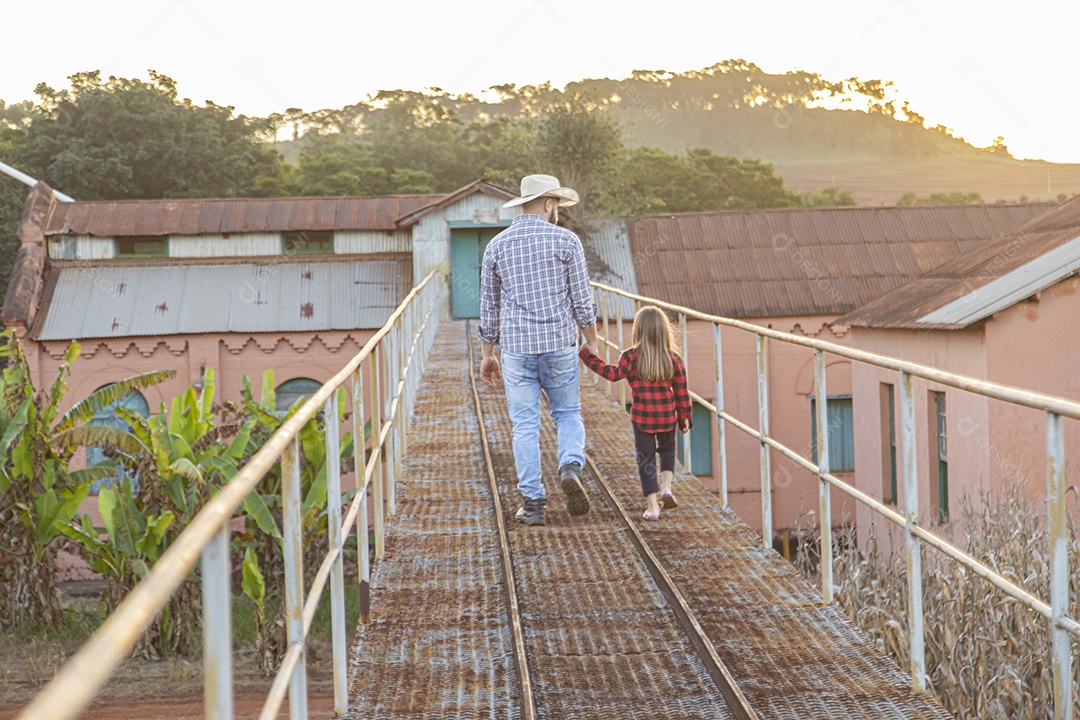 Pai agricultor ao lado de sua filha