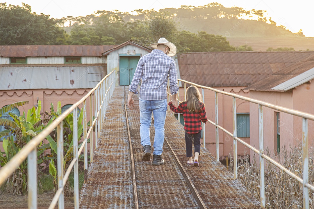 Pai agricultor ao lado de sua filha