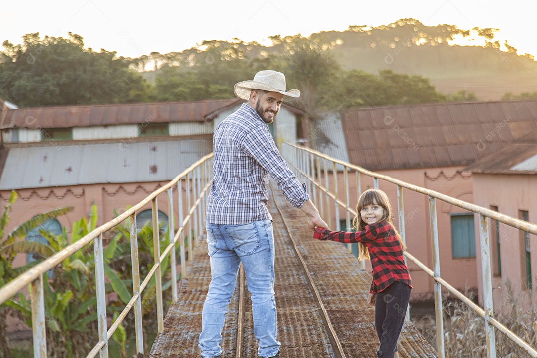 Pai agricultor ao lado de sua filha