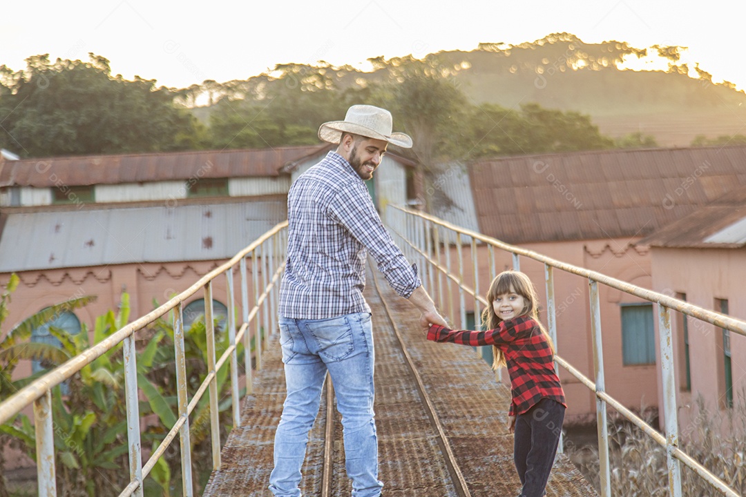 Pai agricultor ao lado de sua filha