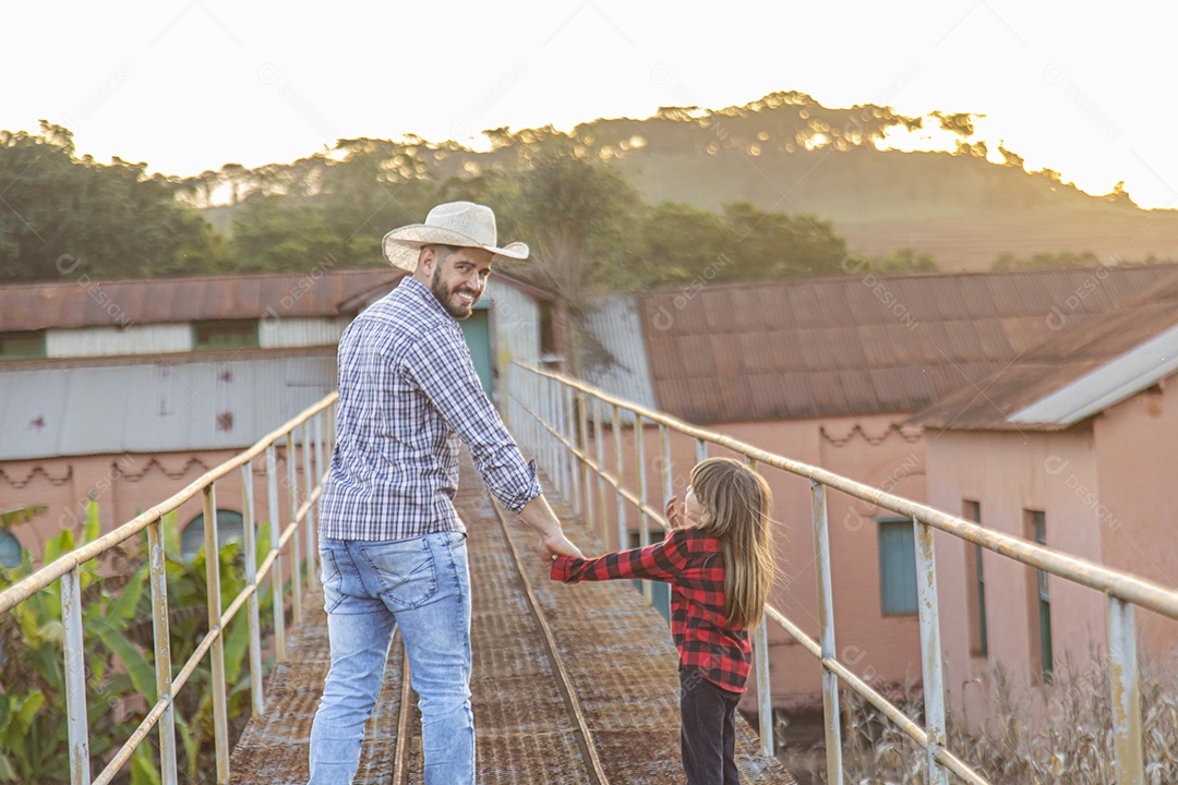 Pai agricultor ao lado de seu filho