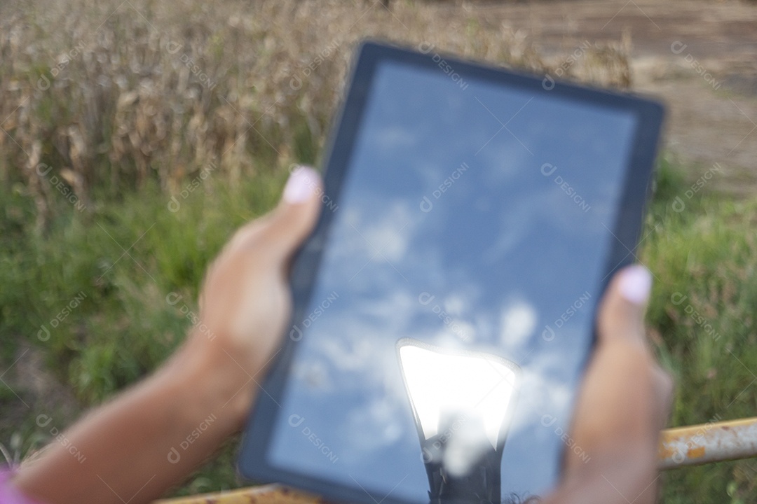 Mulher jovem agricultora segurando tablet laptop