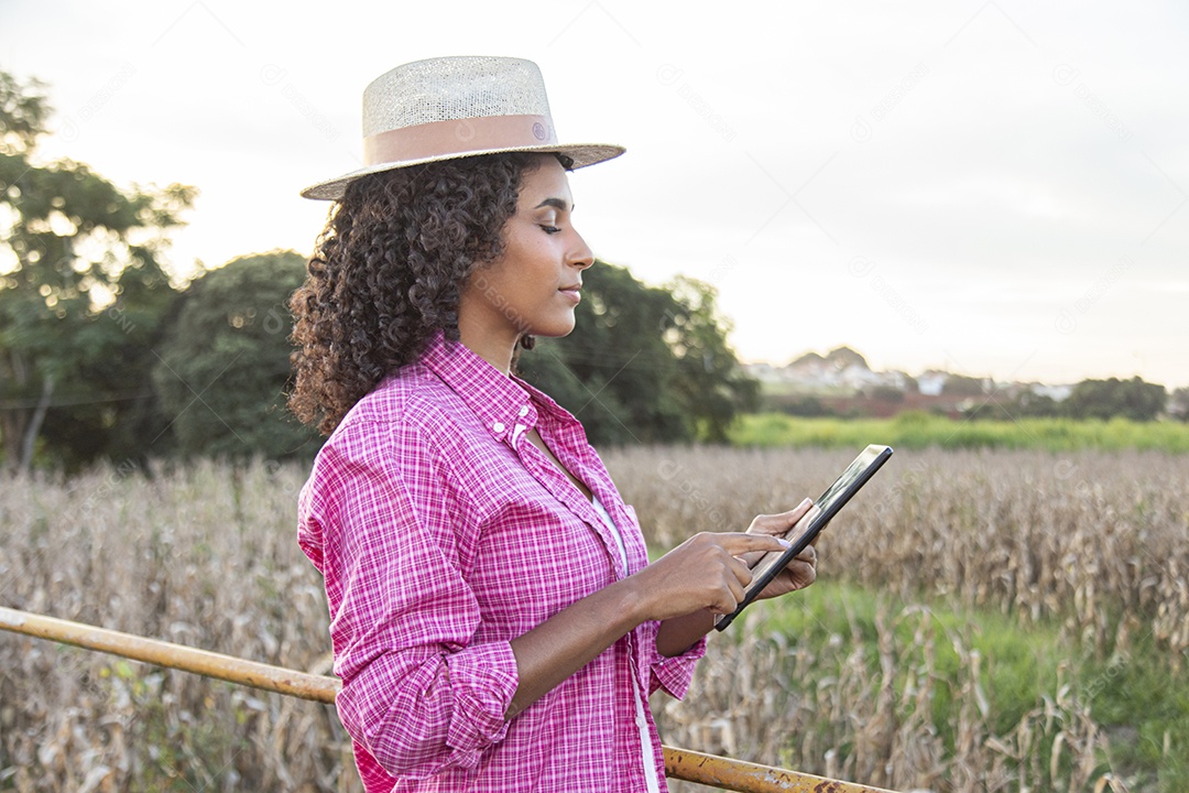 Mulher jovem agricultora segurando tablet laptop