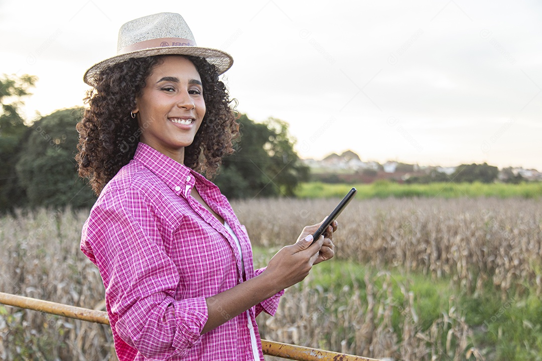 Menina jovem agricultora sobre uma fazenda