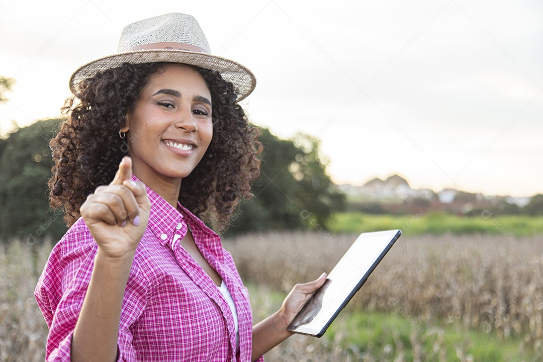 Menina jovem agricultora sobre uma fazenda
