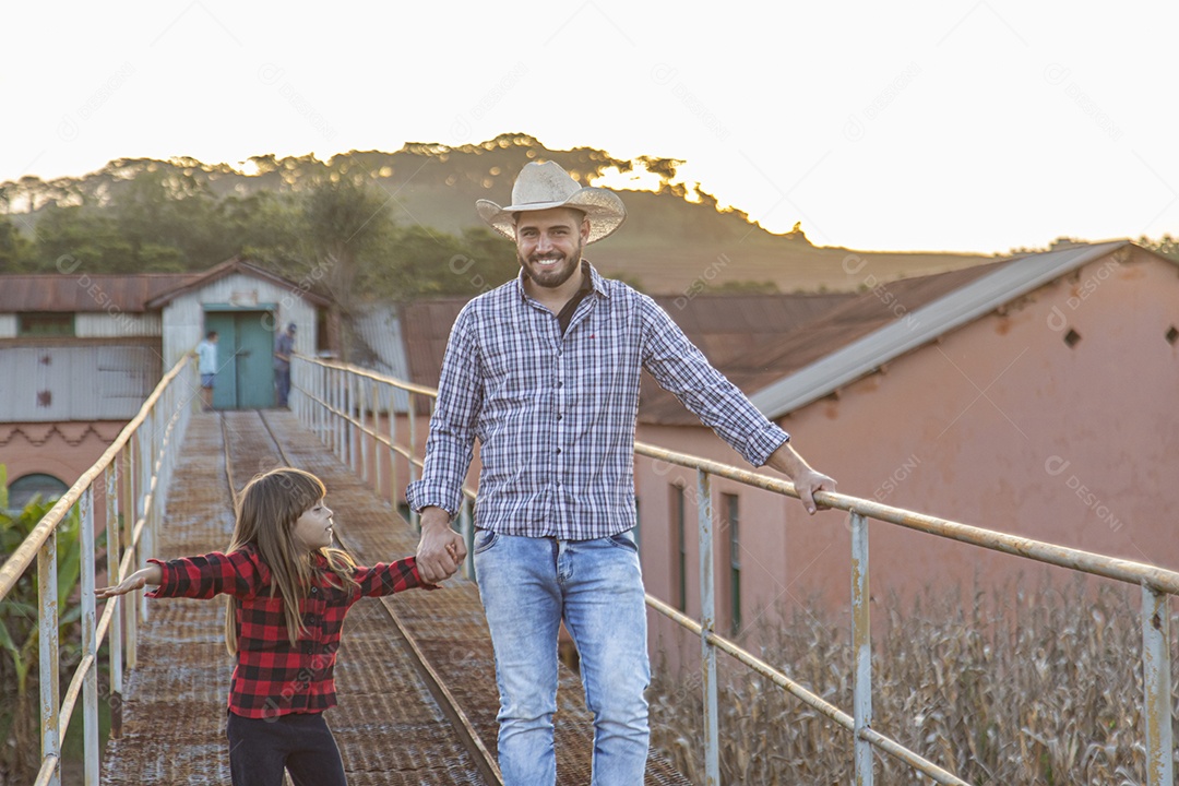 Filha ao lado de seu pai agropecuarista