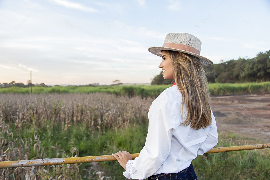 Mulher jovem garota agricultora
