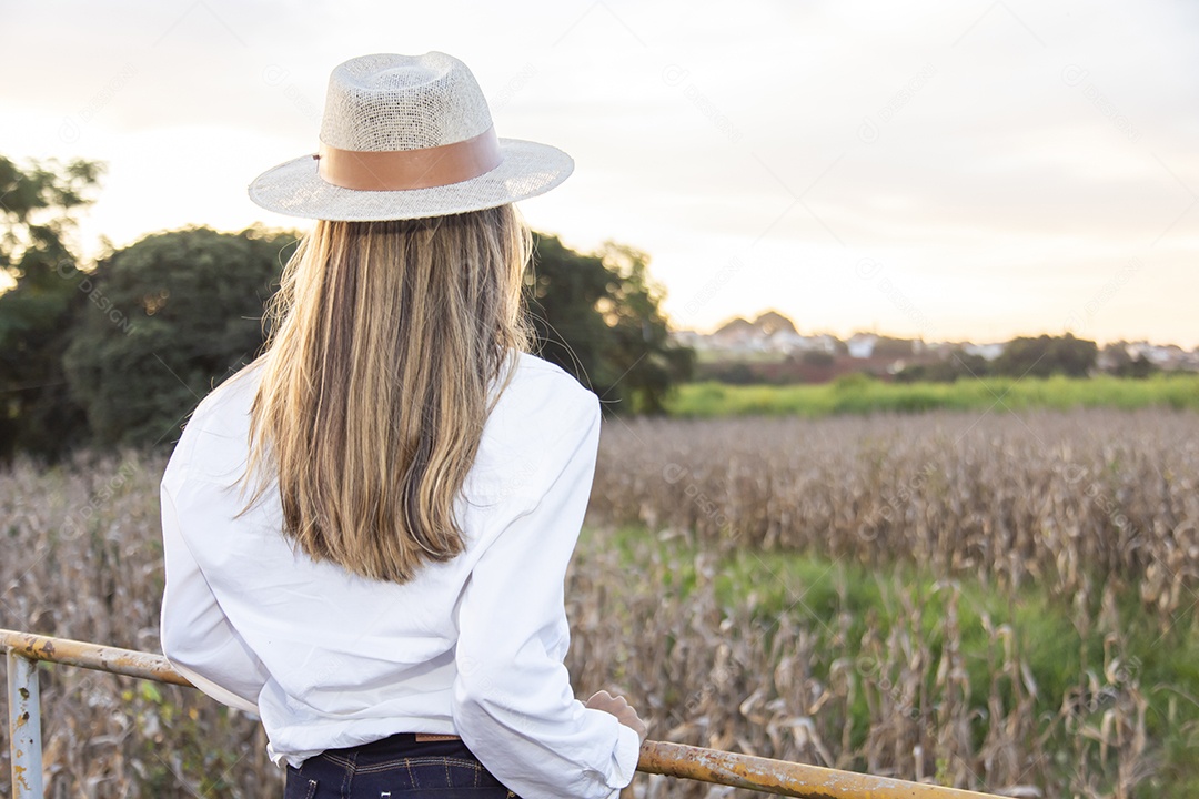 Mulher jovem garota agricultora