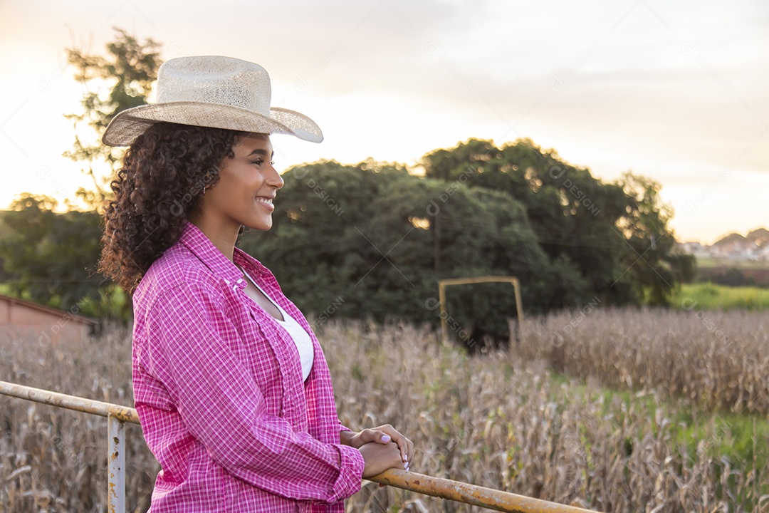 Linda mulher jovem garota agricultora