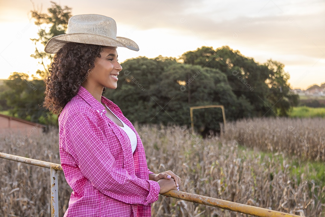 Linda mulher jovem garota agricultora