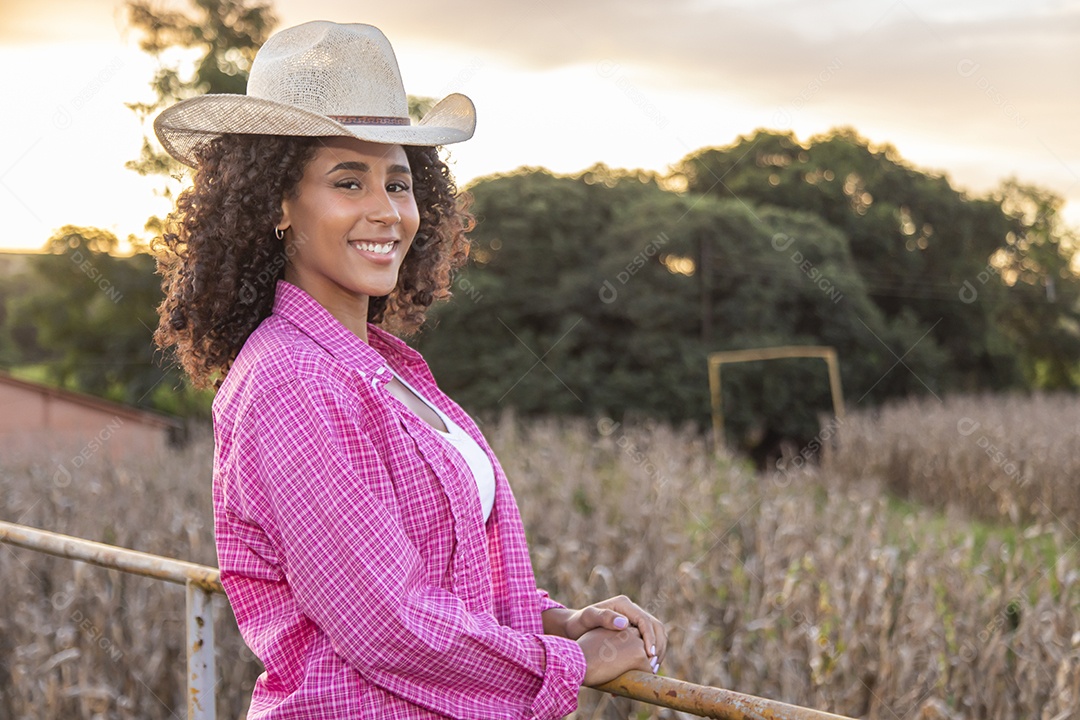 Linda mulher jovem garota agricultora
