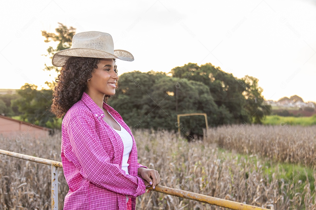 Linda mulher jovem garota agricultora