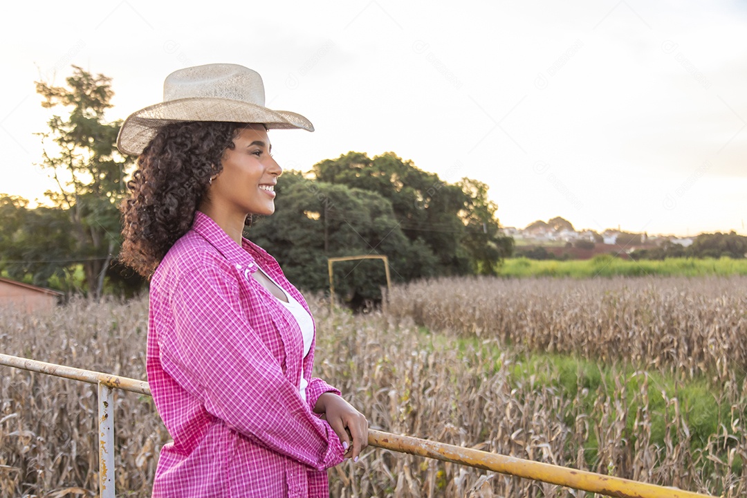 Linda mulher jovem garota agricultora