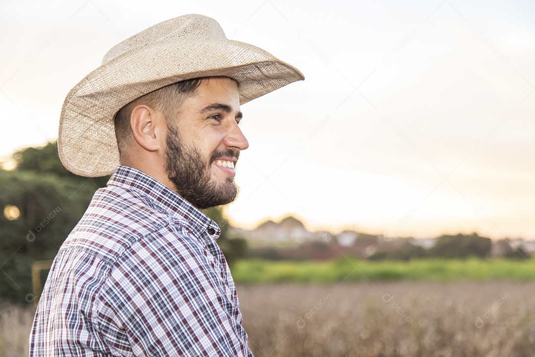 Homem jovem agricultor sobre plantio