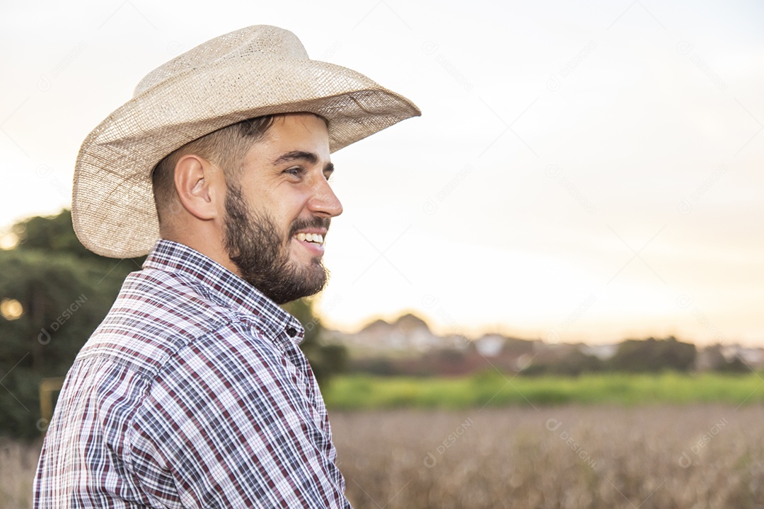 Homem jovem agricultor sobre plantio