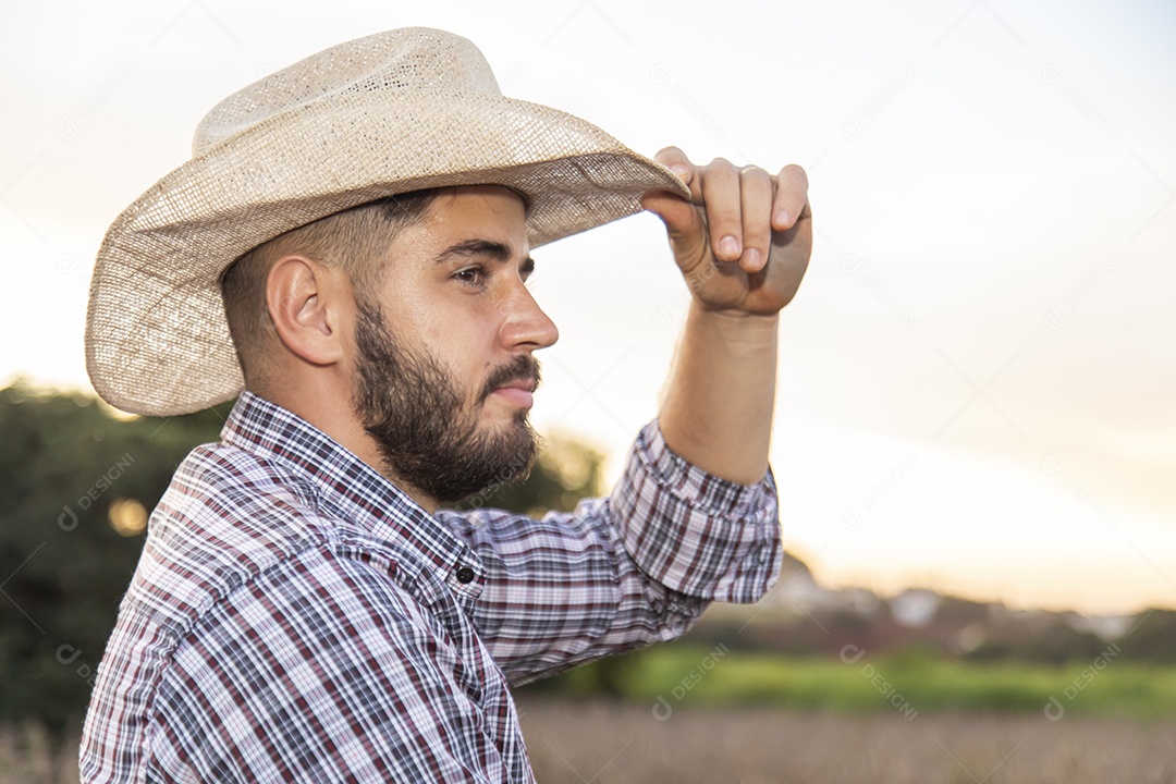 Homem jovem agricultor sobre plantio