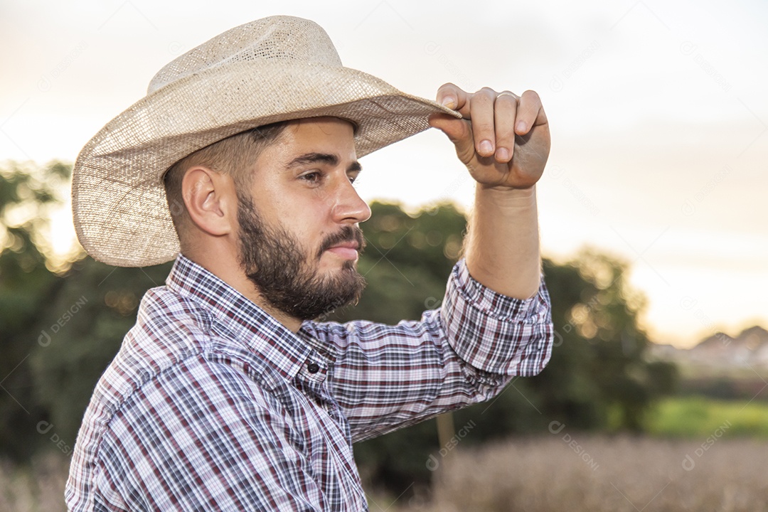Homem jovem agricultor sobre plantio