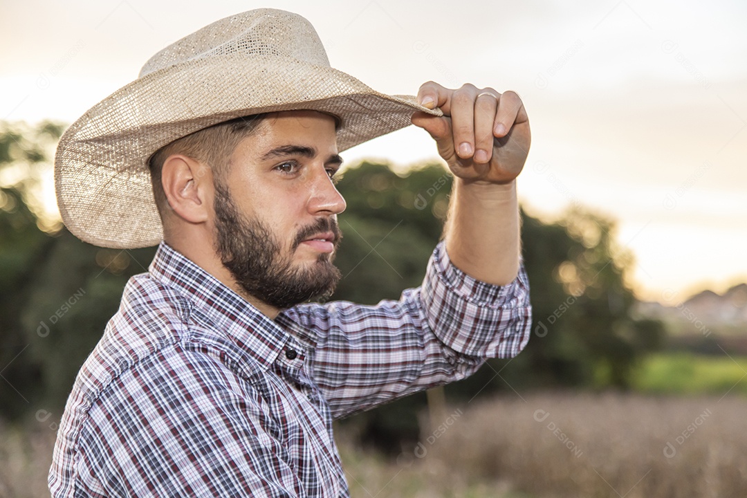 Homem jovem agricultor sobre plantio