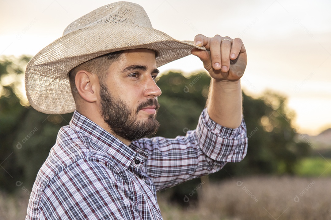 Homem jovem agricultor sobre plantio