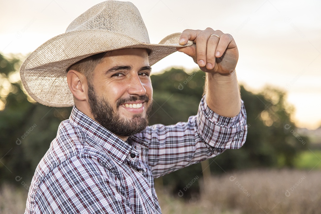 Homem jovem agricultor sobre plantio