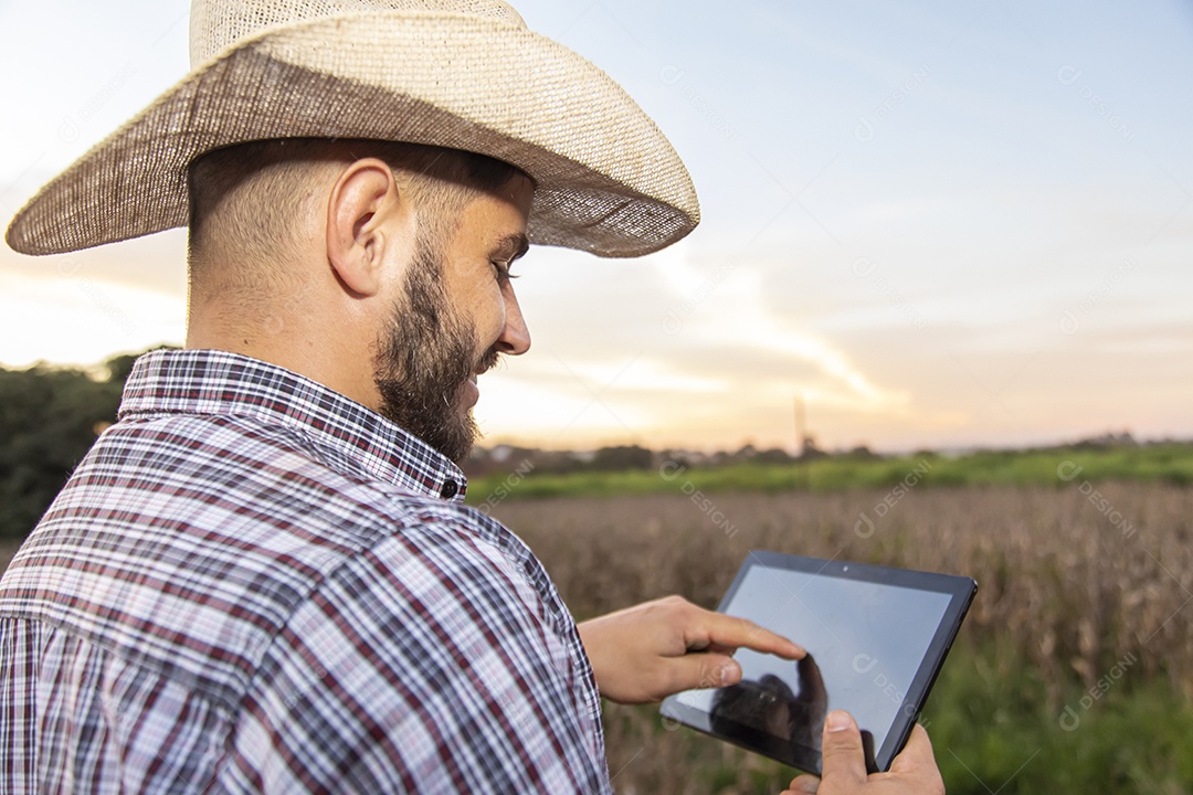 Homem jovem agricultor segurando tablet laptop