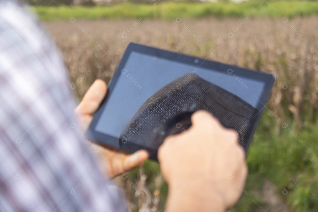 Homem jovem agricultor segurando tablet laptop