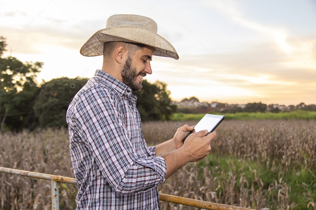Homem jovem agricultor segurando tablet laptop