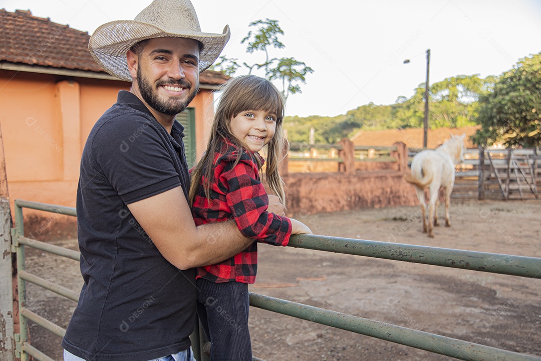 Pai agricultor ao lado de sua filha