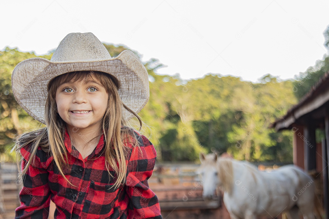 Linda menina criança sobre fazenda